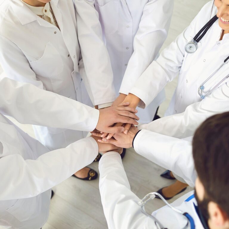 medicos-unen-sus-manos-celebrando-para-copagos