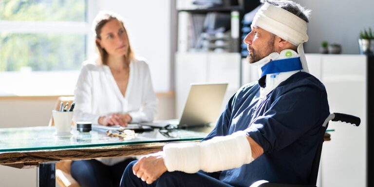 doctora-atendiendo-a-hombre-accidentado-gracias-a-campana-mas-seguros