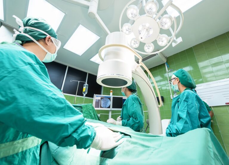 sanitarios-operando-en-un-quirofano-por-elegir-seguro-medico-idoneo