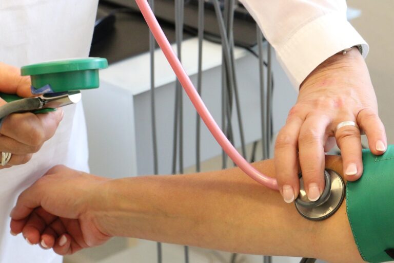 médico-atendiendo-a-paciente-con-seguro-de-salud-con-copago